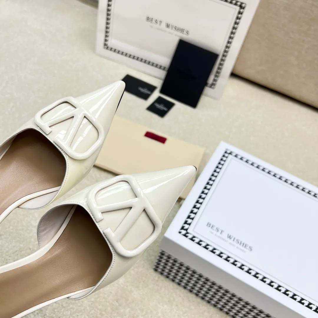 👟👟Ex-factory price 500👟👟 VALENTINO latest V Logo buckle back empty slippers 🔥🔥🔥 🕳️🕳️🕳️ Exclusive original 1-1 development, no goods without the original 〰 ɪɴѓᴏʀᴍᴀᴛɪᴏɴ 〰 Buckle: V-LoGo leather buckle Material: Imported patent leather Lining: full-grain sheepskin Outsole: Italian through-dyed cowhide Midsole: Italian original craft material Process: computer stitching, machine shaping Heel height: 4.0/8cm Made in Italy 🇮🇹 Ready-made code: 35 36 37 38 39 Ready-made custom code: 34 40 41 Delivery period 1-3 days Not retreating